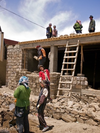 Tibeter beim Hausbau.jpg