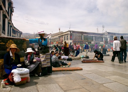 Tibeter vor dem Yokhang.jpg